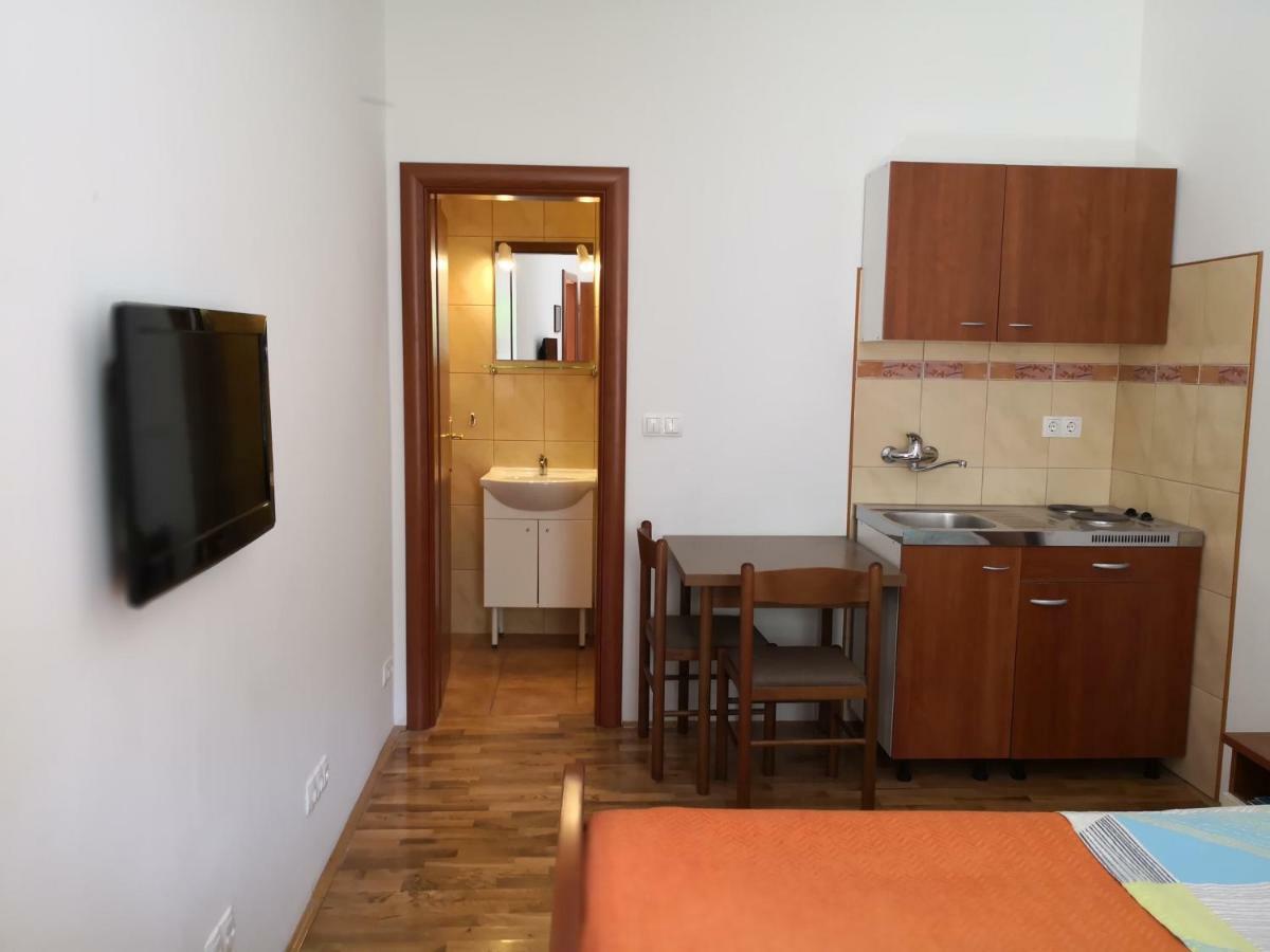 Apartments Jaksic Postira Exterior photo