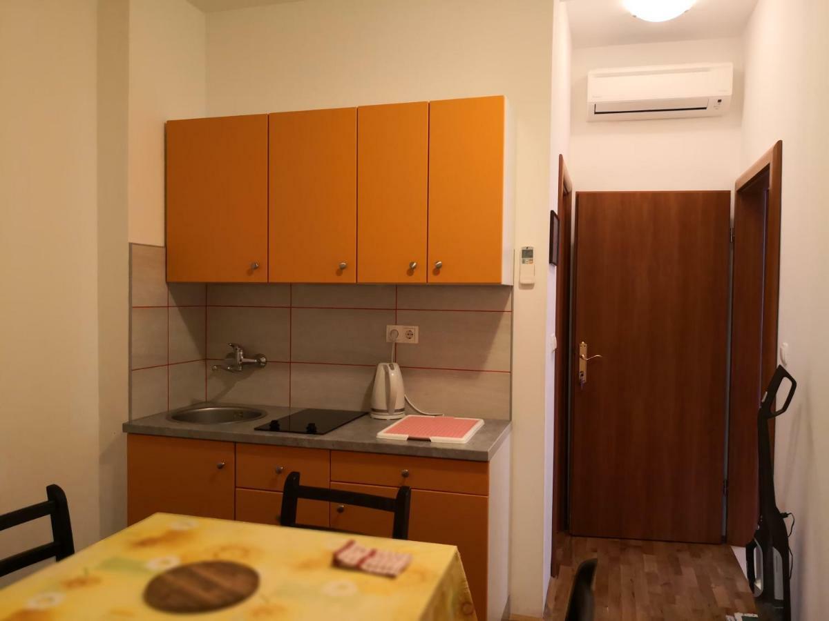 Apartments Jaksic Postira Exterior photo