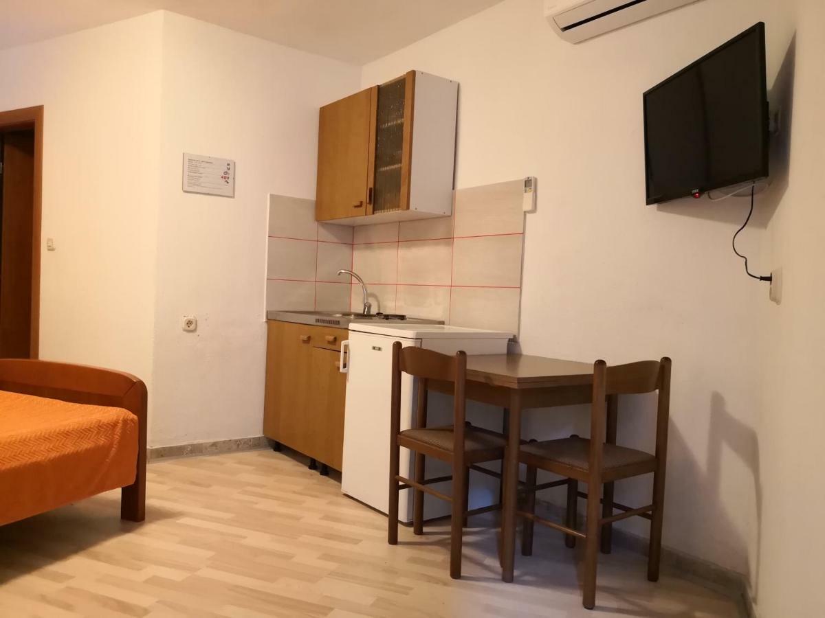 Apartments Jaksic Postira Exterior photo