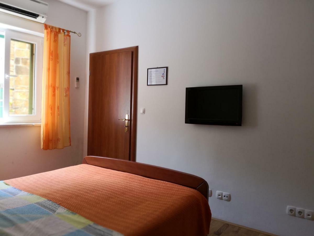 Apartments Jaksic Postira Exterior photo